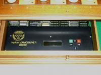 Turniermaschine Vancouver 68030: ausgefahrene Schublade mit grünem Display